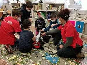 Perro de la Oficina de Intervención Asistida con Animales de la URJC con niños