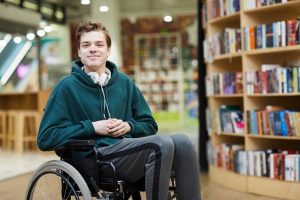 joven en silla de ruedas biblioteca