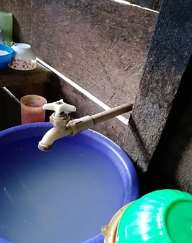 Grifo que proporciona agua tratada dentro de un hogar