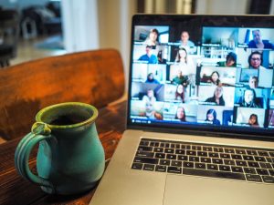 Evento en línea Pantalla de portatil que muestra a personas conectadas a traves de videoconferencia