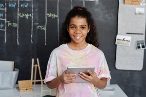 Niña joven tecnología