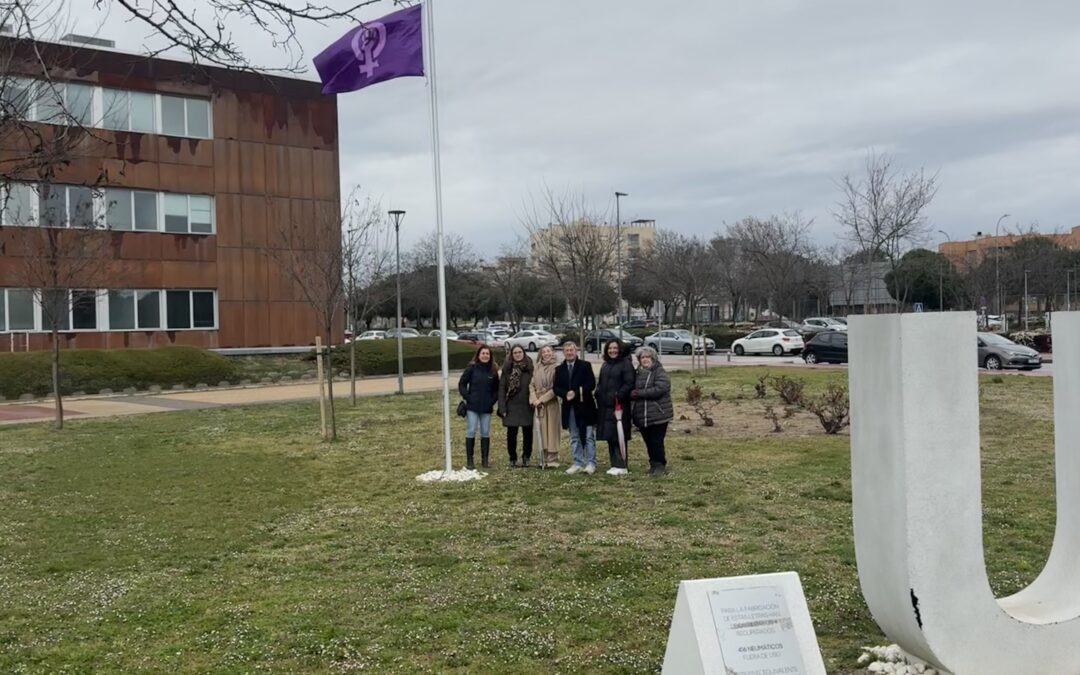 Izamiento de la bandera feminista en el campus de Fuenlabrada por el Día Internacional de la mujer