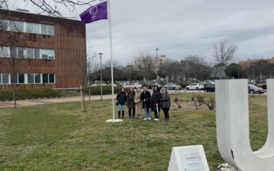 Izamiento de la bandera feminista en el campus de Fuenlabrada por el Día Internacional de la mujer